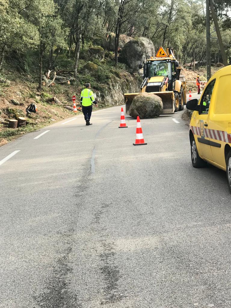Chantier routier sécurisé avec pelleteuse et cônes de signalisation